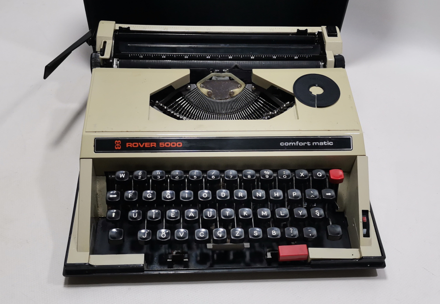 ORJİNAL ÇANTASI İLE ANTİKA KATİP DAKTİLOSU