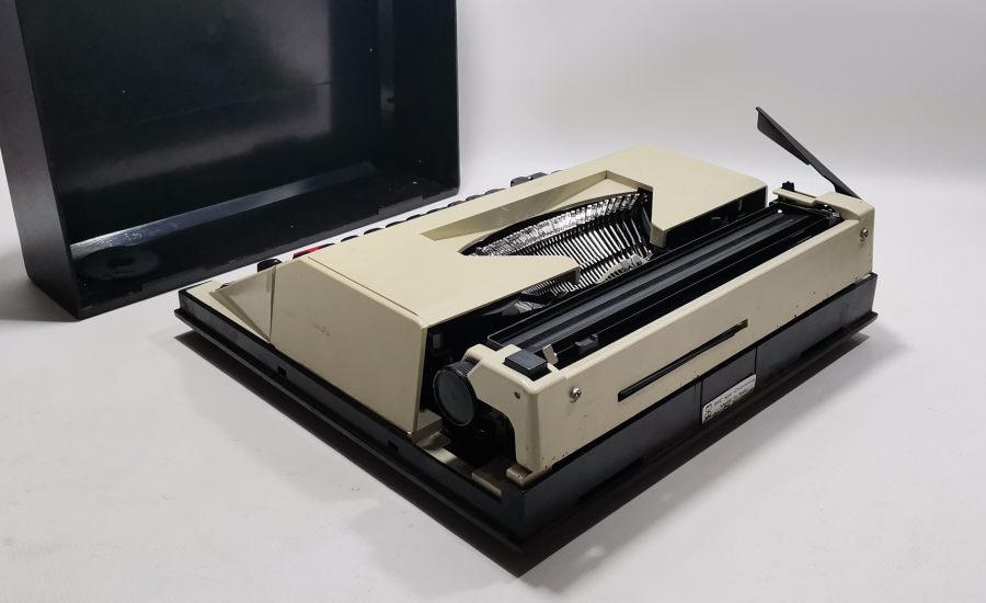 ORJİNAL ÇANTASI İLE ANTİKA KATİP DAKTİLOSU