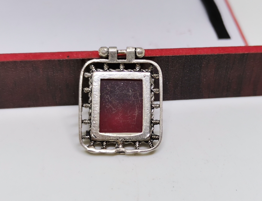 ÜZERİNDE FASETA KESİMLİ TAŞ BULUNAN GÜMÜŞ KOLYE UCU