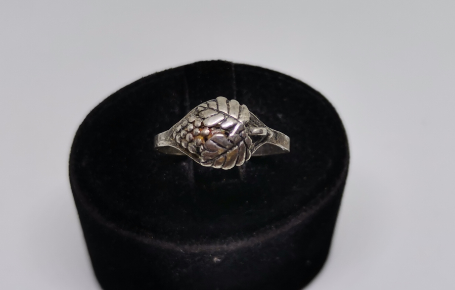 ÜZÜM SALKIMI FORMUNDA YAPILMIŞ GÜMÜŞ YÜZÜK