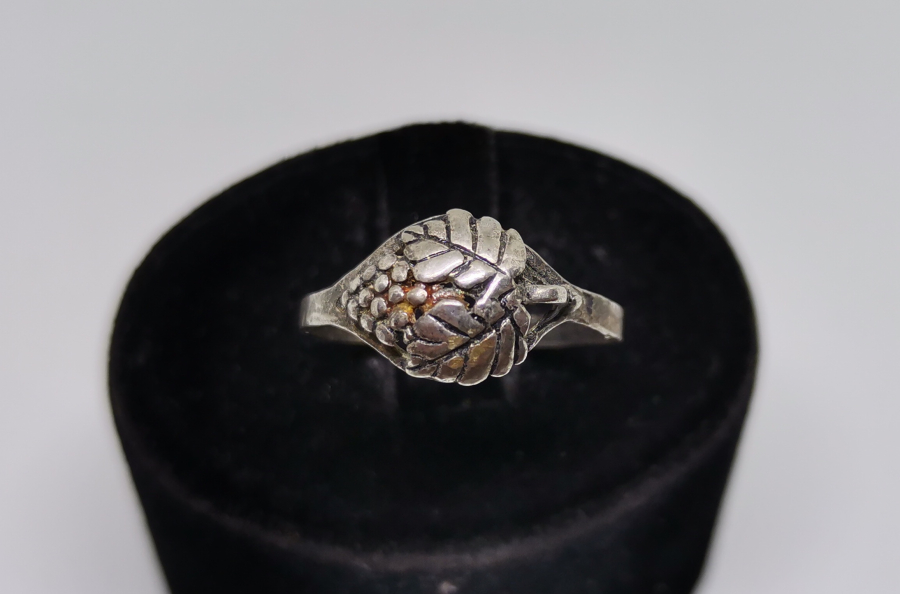 ÜZÜM SALKIMI FORMUNDA YAPILMIŞ GÜMÜŞ YÜZÜK