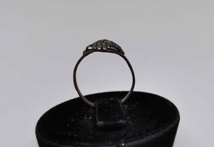 ÜZÜM SALKIMI FORMUNDA YAPILMIŞ GÜMÜŞ YÜZÜK