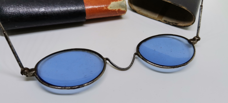 CUMHURİYET BAŞLARI RENKLİ CAMLI ÇOK NADİR EL YAPIMI GÖZLÜK