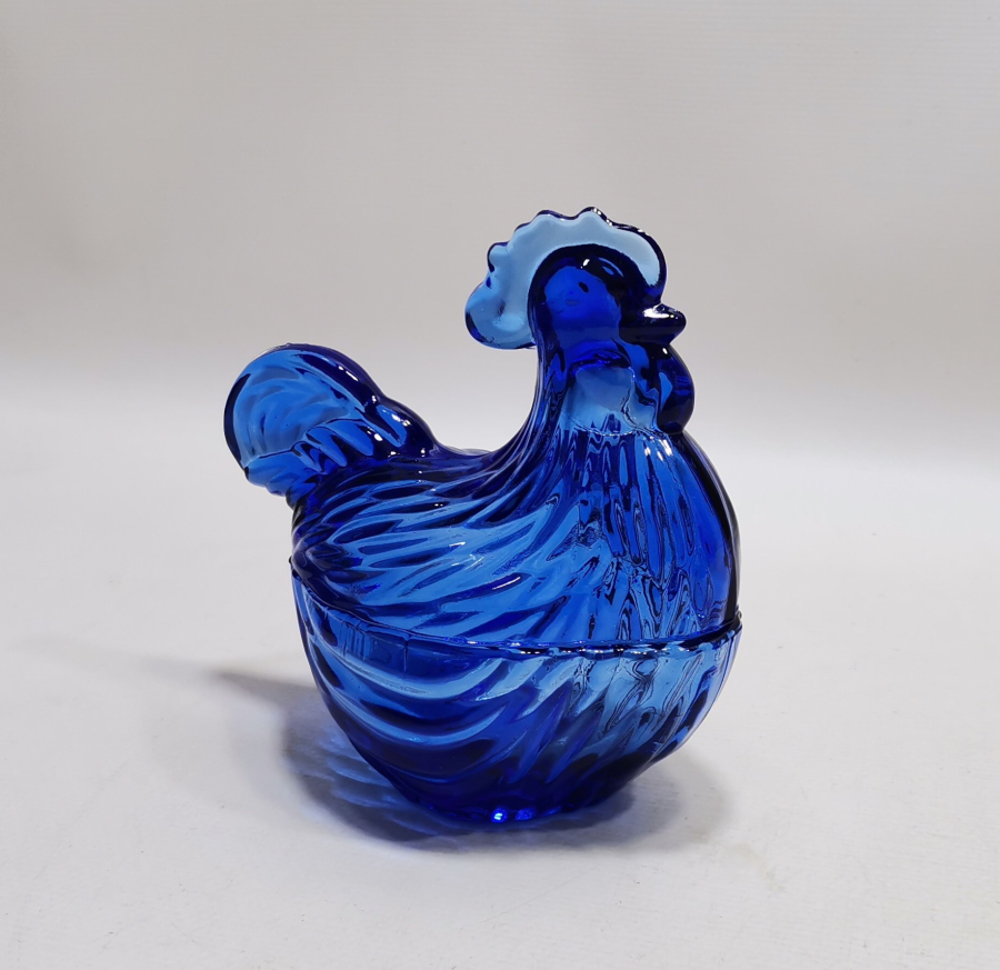 NADİR RENKTE HOROZ FORMUNDA YAPILMIŞ ANTİKA KAPAKLI ŞEKERLİK