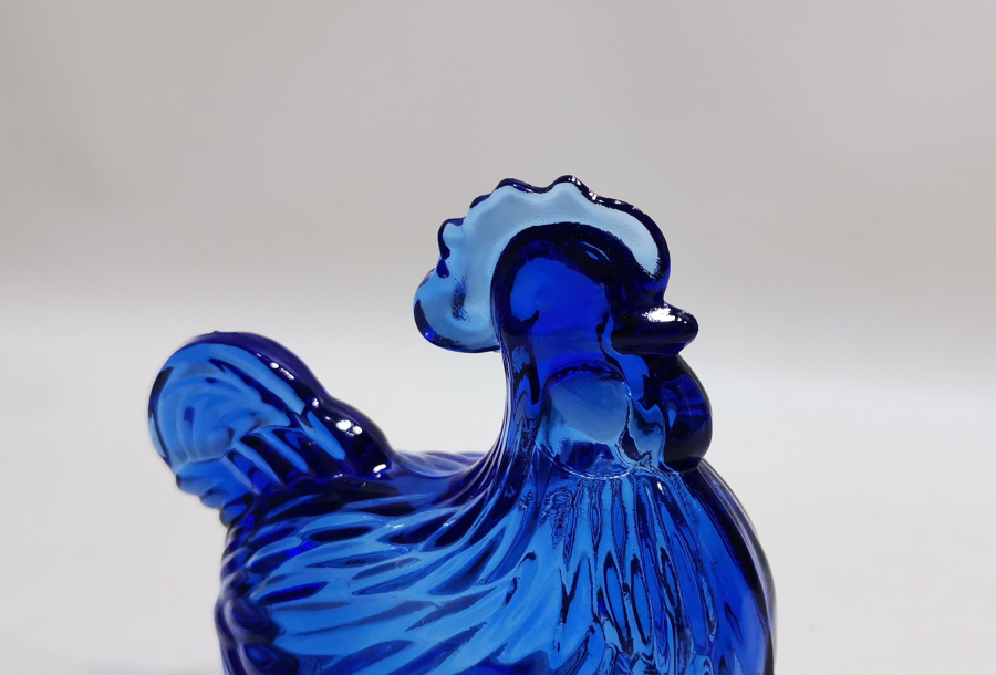 NADİR RENKTE HOROZ FORMUNDA YAPILMIŞ ANTİKA KAPAKLI ŞEKERLİK