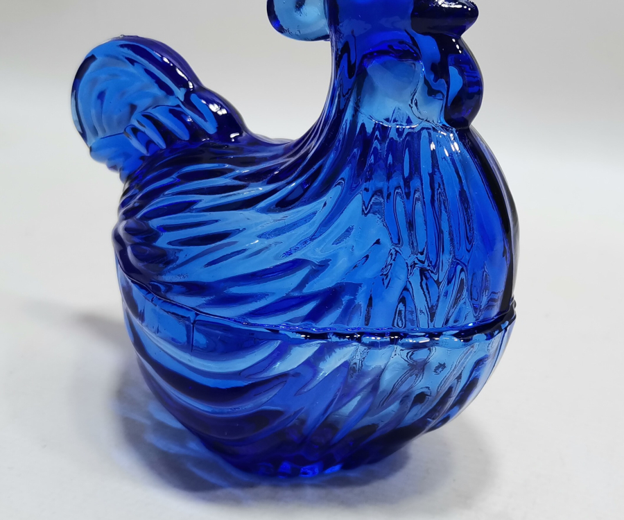 NADİR RENKTE HOROZ FORMUNDA YAPILMIŞ ANTİKA KAPAKLI ŞEKERLİK