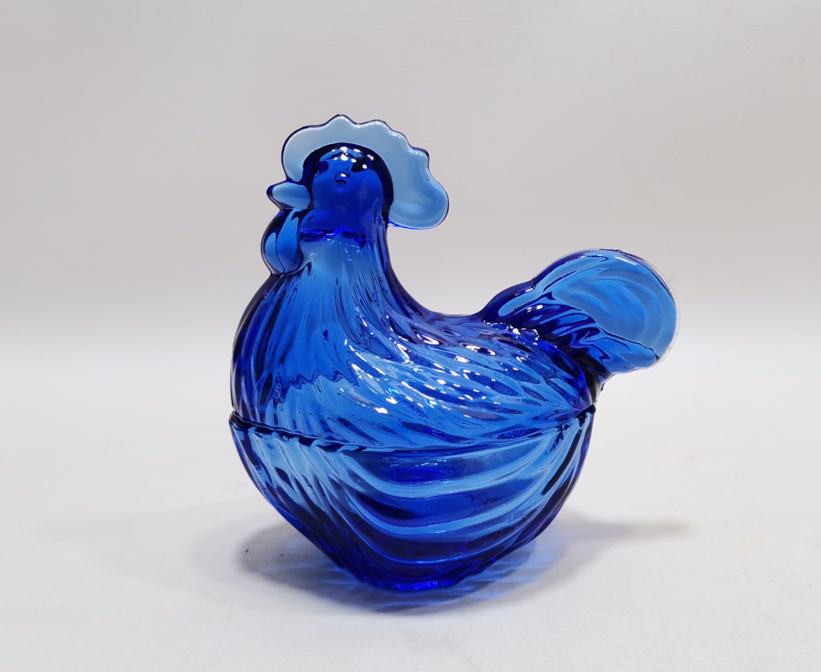 NADİR RENKTE HOROZ FORMUNDA YAPILMIŞ ANTİKA KAPAKLI ŞEKERLİK