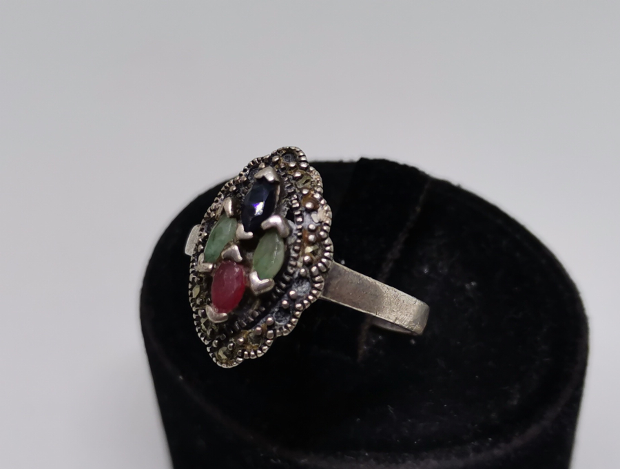 ZÜMRÜT VE YAKUT TAŞLI GÜMÜŞ YÜZÜK