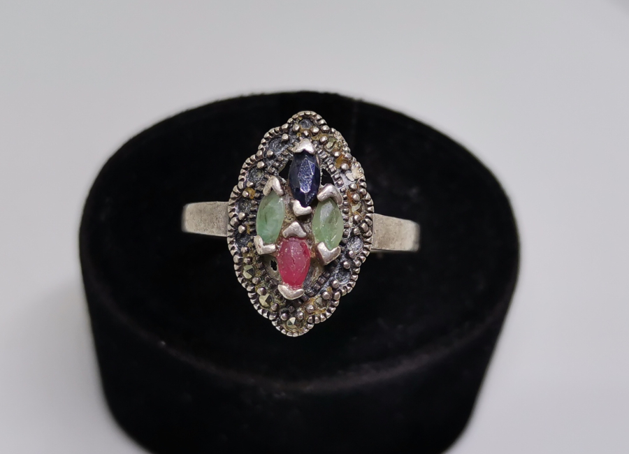 ZÜMRÜT VE YAKUT TAŞLI GÜMÜŞ YÜZÜK