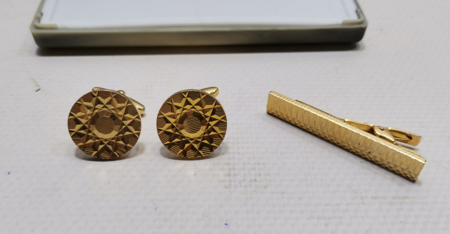 ORJİNAL KUTUSUNDA ALTIN KAPLAMA ANTİKA KOL DÜĞMESİ - KRAVAT İĞNESİ TAKIMI