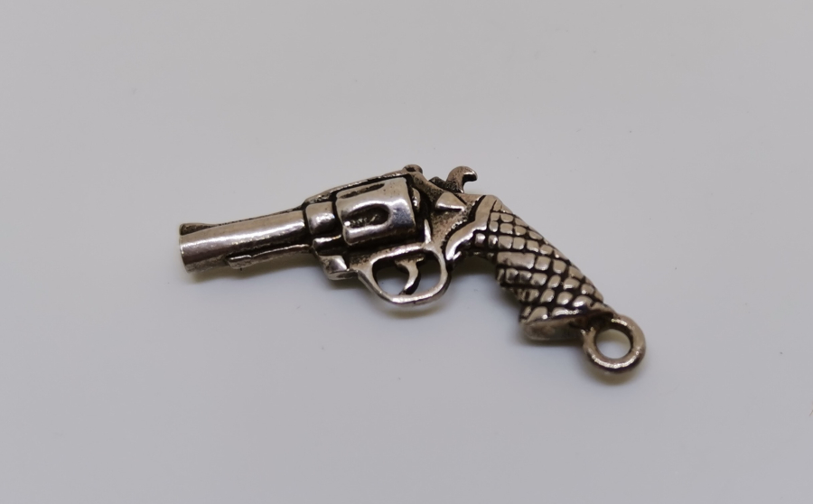 OSMANLI DÖNEMİ TABANCA FORMUNDA YAPILMIŞ CEP SAATİ KÖSTEĞİ SALLAMASI UCU