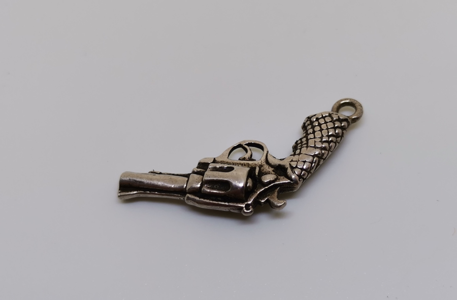 OSMANLI DÖNEMİ TABANCA FORMUNDA YAPILMIŞ CEP SAATİ KÖSTEĞİ SALLAMASI UCU