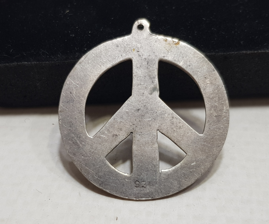 BARIŞ İŞARETİ FORMUNDA YAPILMIŞ GÜMÜŞ KOLYE UCU