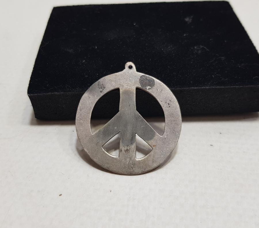 BARIŞ İŞARETİ FORMUNDA YAPILMIŞ GÜMÜŞ KOLYE UCU