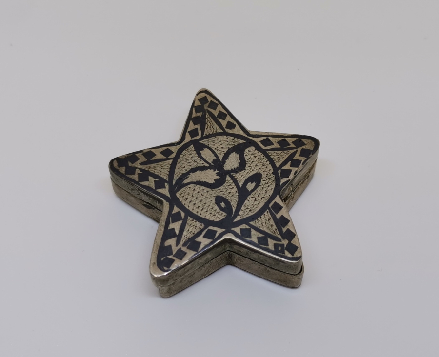 İÇİ OSMANLICA VAN DAMGALI OSMANLI DÖNEMİ YILDIZ FORMUNDA YAPILMIŞ ŞİFRELİ GÜMÜŞ KUTU