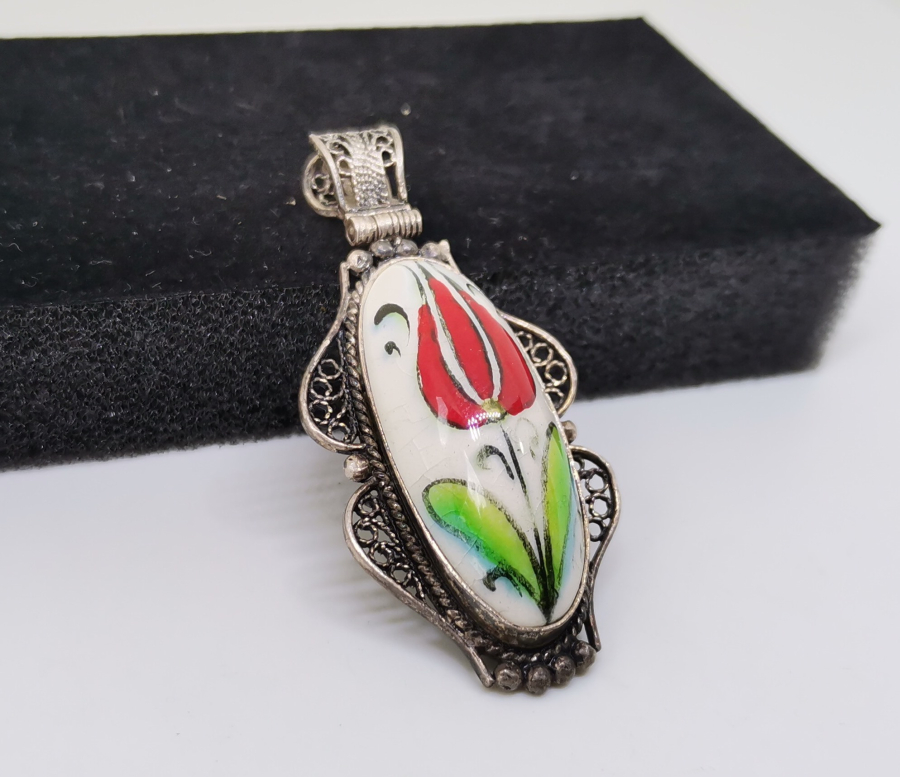 KÜTAHYA İŞİ EL BOYAMA LALE MOTİFLİ ÖZEL YAPIM ÇİNİ VE GÜMÜŞLÜ KOLYE UCU