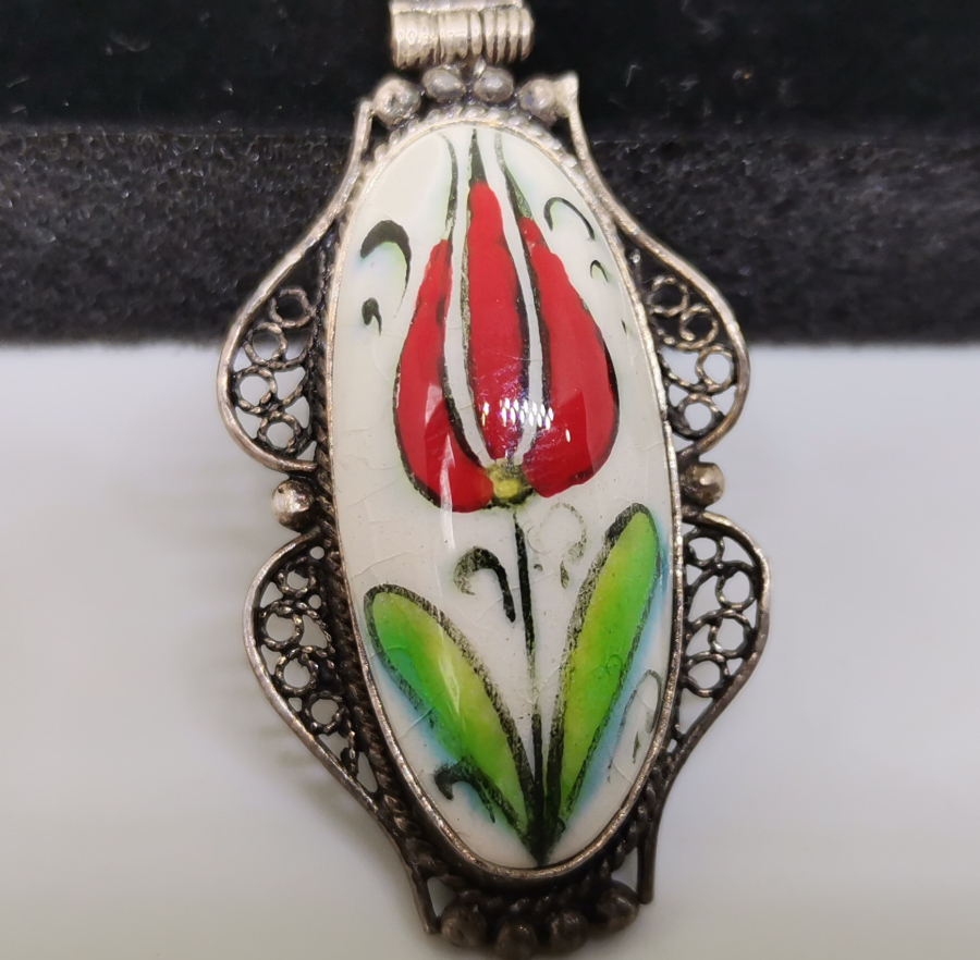 KÜTAHYA İŞİ EL BOYAMA LALE MOTİFLİ ÖZEL YAPIM ÇİNİ VE GÜMÜŞLÜ KOLYE UCU