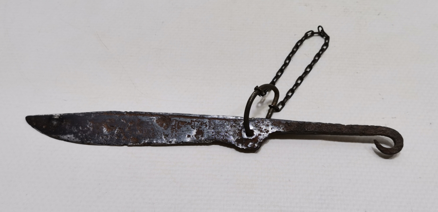 ÜZERİ OSMANLICA YAZILI KAMA FORMUNDA YAPILMIŞ ÇOK NADİR SÜVARİ KAV ÇAKMAĞI