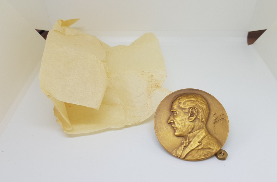 ÜZERİNDE ATATÜRK'ÜN OSMANLICA İMZASI BULUNAN ORJİNAL DARPHANE PAKETİNDE ÇİL MADALYON