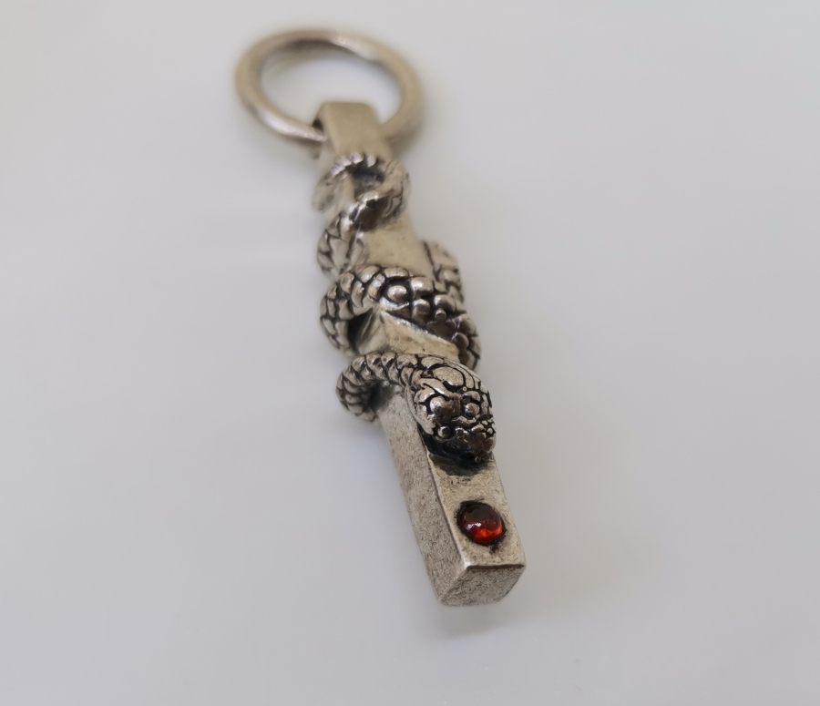 ÜZERİNDE KEHRİBAR TAŞI BULUNAN SÜTUNA DOLANMIŞ YILAN FORMUNDA GÜMÜŞ KOLYE UCU