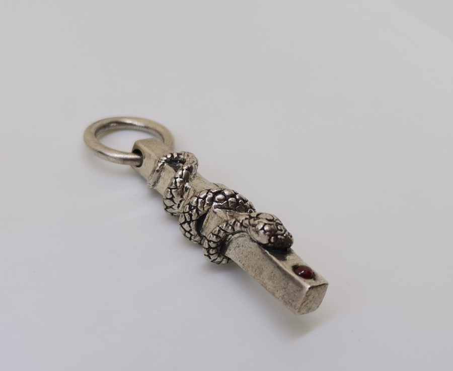 ÜZERİNDE KEHRİBAR TAŞI BULUNAN SÜTUNA DOLANMIŞ YILAN FORMUNDA GÜMÜŞ KOLYE UCU