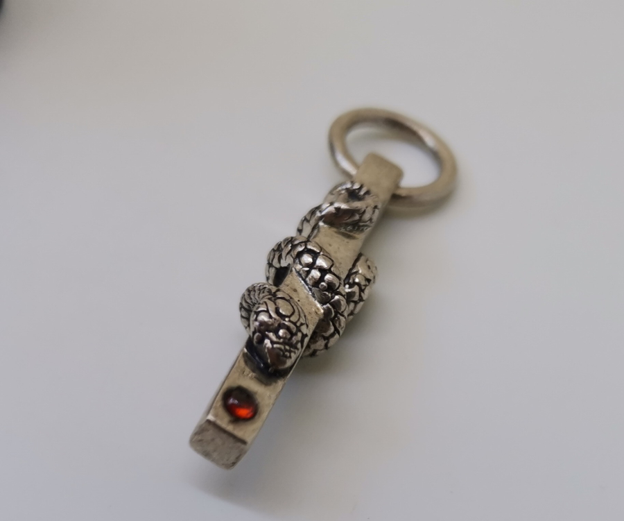 ÜZERİNDE KEHRİBAR TAŞI BULUNAN SÜTUNA DOLANMIŞ YILAN FORMUNDA GÜMÜŞ KOLYE UCU