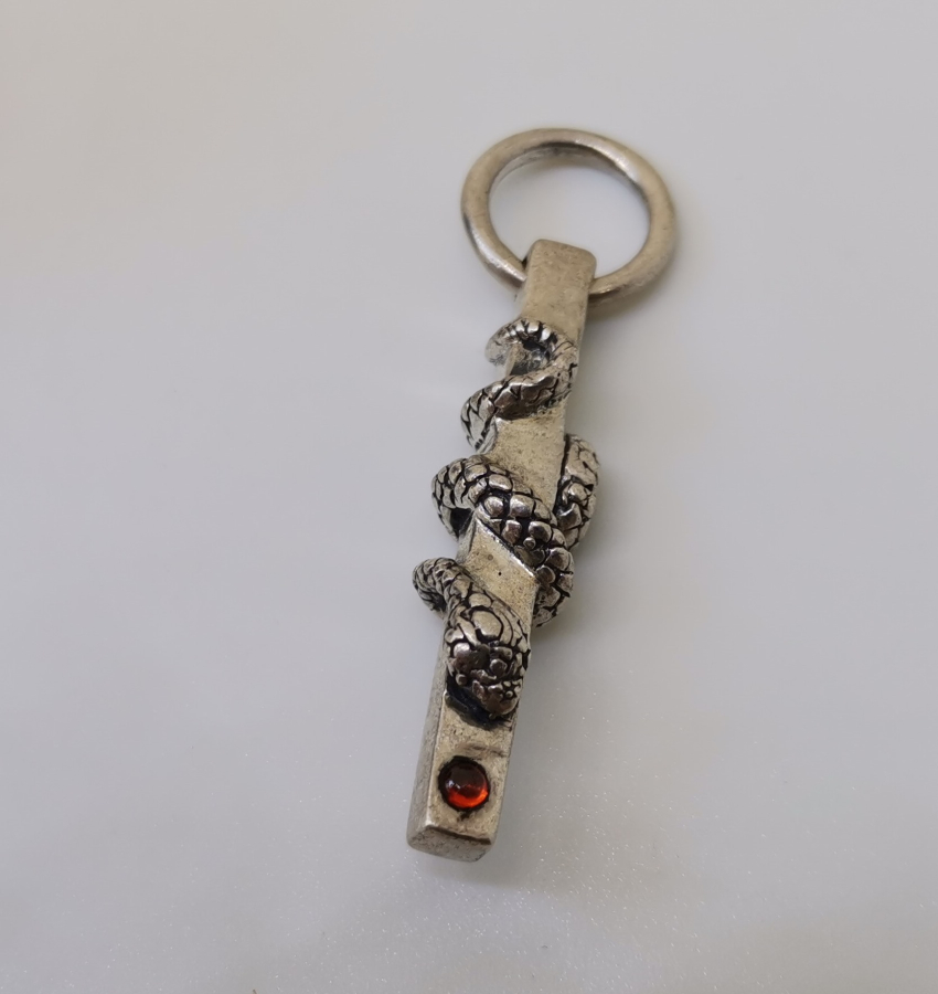 ÜZERİNDE KEHRİBAR TAŞI BULUNAN SÜTUNA DOLANMIŞ YILAN FORMUNDA GÜMÜŞ KOLYE UCU