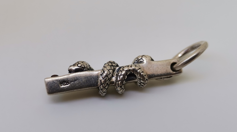 ÜZERİNDE KEHRİBAR TAŞI BULUNAN SÜTUNA DOLANMIŞ YILAN FORMUNDA GÜMÜŞ KOLYE UCU