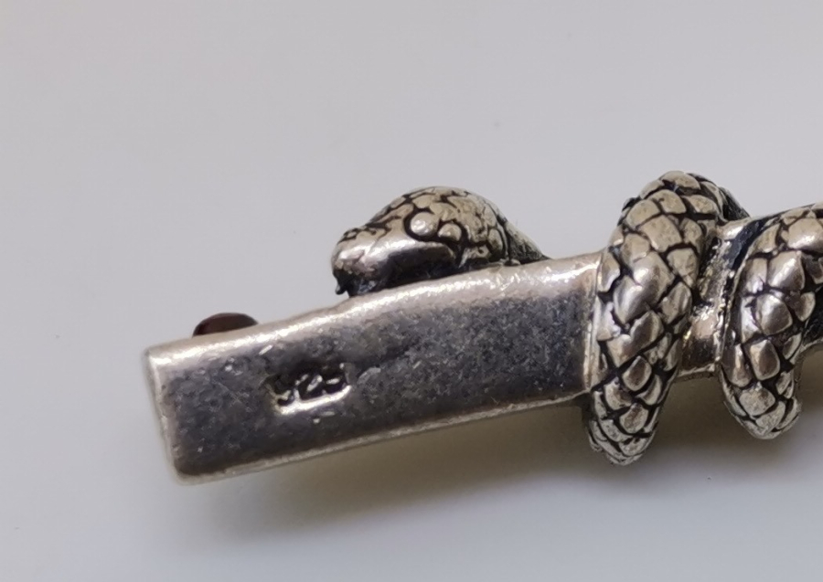 ÜZERİNDE KEHRİBAR TAŞI BULUNAN SÜTUNA DOLANMIŞ YILAN FORMUNDA GÜMÜŞ KOLYE UCU