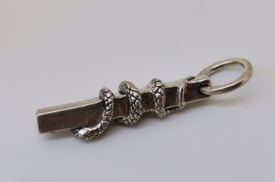 ÜZERİNDE KEHRİBAR TAŞI BULUNAN SÜTUNA DOLANMIŞ YILAN FORMUNDA GÜMÜŞ KOLYE UCU