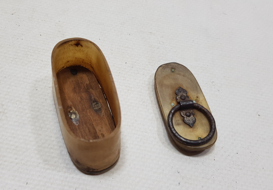 OSMANLI DÖNEMİ ÇOK NADİR KUBBELİ MODEL BOYNUZ AFYONLUK - SAKIZLIK