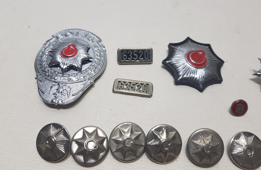 TAM TAKIM ANTİKA POLİS ROZET VE DÜĞMELERİ LOTU