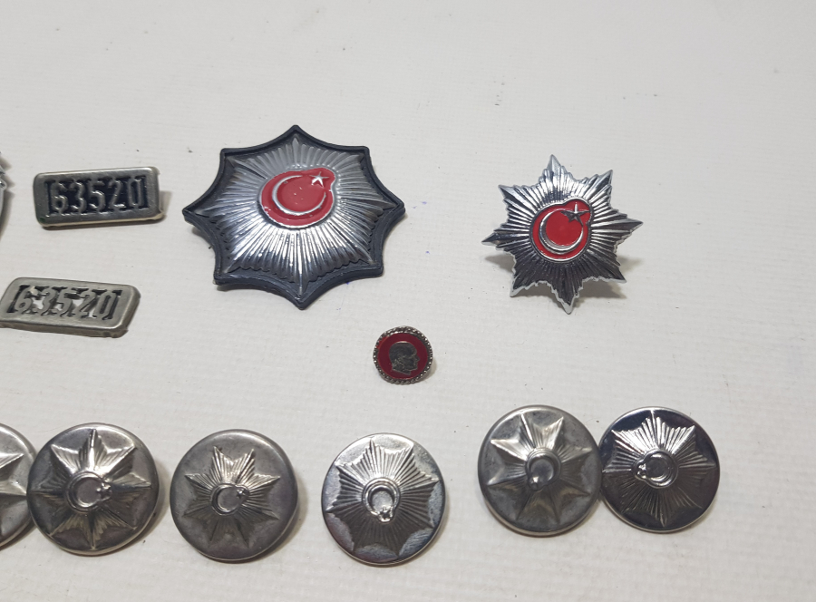 TAM TAKIM ANTİKA POLİS ROZET VE DÜĞMELERİ LOTU