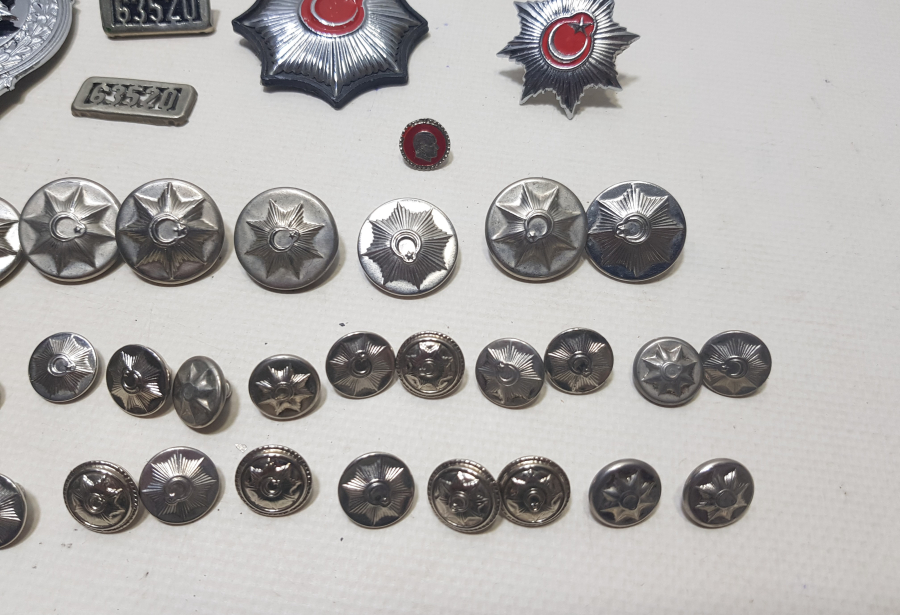 TAM TAKIM ANTİKA POLİS ROZET VE DÜĞMELERİ LOTU