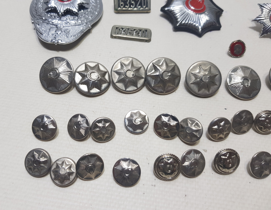 TAM TAKIM ANTİKA POLİS ROZET VE DÜĞMELERİ LOTU