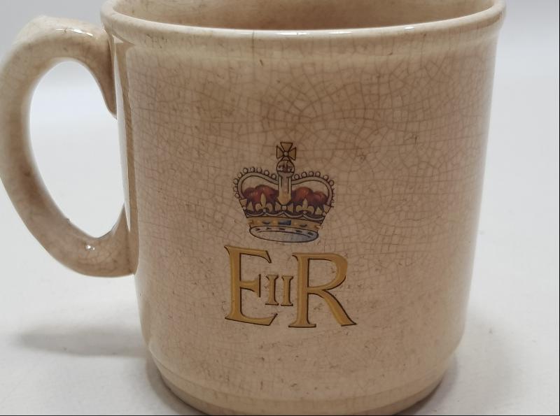 1953 KRALİÇE ELİZABET'İN TAÇ GİYME TÖRENİ HATIRASI PORSELEN MUG BARDAK
