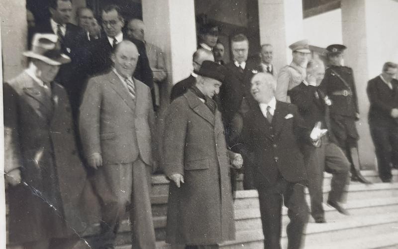 ATATÜRK MECLİS BİNASI ÖNÜNDE ORJİNAL FOTOĞRAF