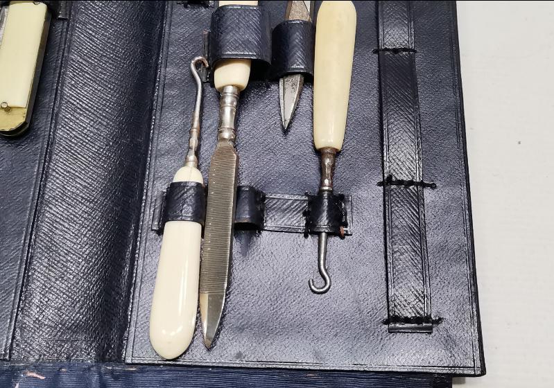 KUTUSUNDA FİLDİŞİ SAPLI ANTİKA MANİKÜR PEDİKÜR SETİ