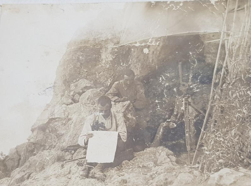 1. DÜNYA SAVAŞI: HABERCİ OSMANLI SUBAY VE ASKERLER DAĞDA MAĞARA İÇİNDE ORJİNAL FOTOĞRAF