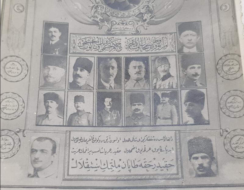 ATATÜRK VE SİLAH ARKADAŞLARI RESİMLİ OSMANLICA YADİGARI MİSAKI MİLLİ YAZILI ÇOK NADİR KARTPOSTAL