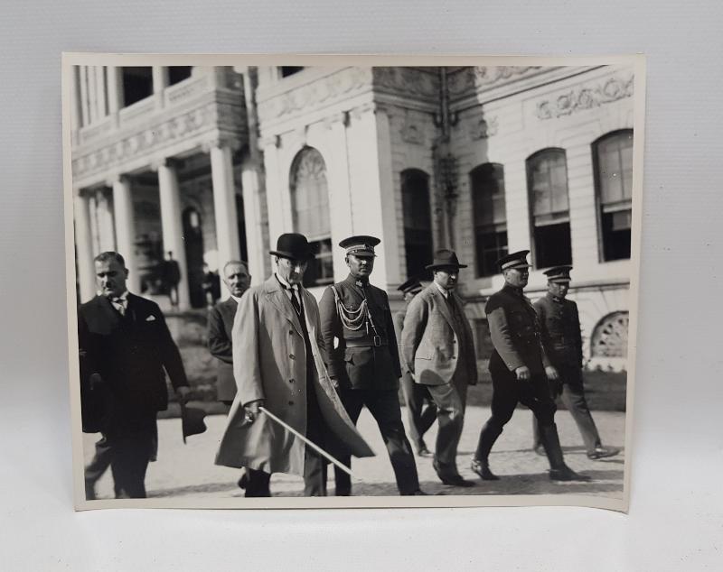 MUSTAFA KEMAL ATATÜRK VE DEVLET ERKANI MECLİS ÖNÜNDE FOTOĞRAF