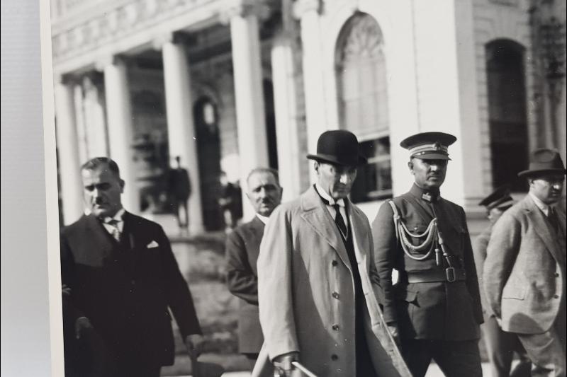 MUSTAFA KEMAL ATATÜRK VE DEVLET ERKANI MECLİS ÖNÜNDE FOTOĞRAF