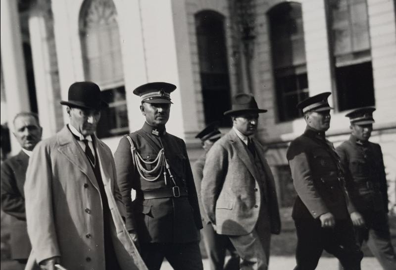 MUSTAFA KEMAL ATATÜRK VE DEVLET ERKANI MECLİS ÖNÜNDE FOTOĞRAF
