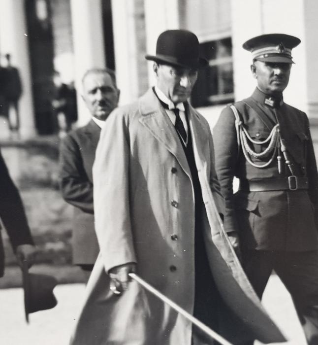 MUSTAFA KEMAL ATATÜRK VE DEVLET ERKANI MECLİS ÖNÜNDE FOTOĞRAF