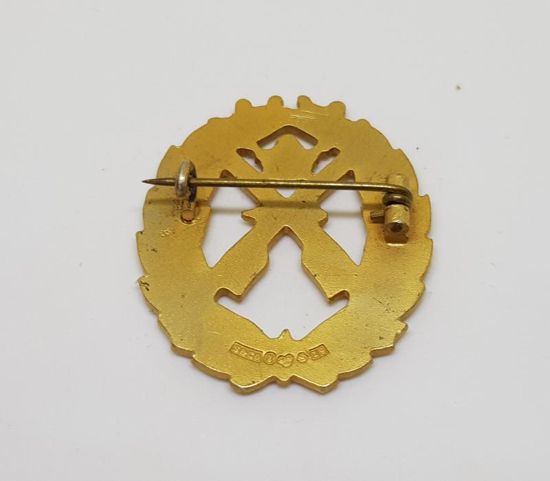 BİR ÇİFT ÇATILMIŞ TÜFEK TEMALI ALTIN KAPLAMA MİNELİ ROZET