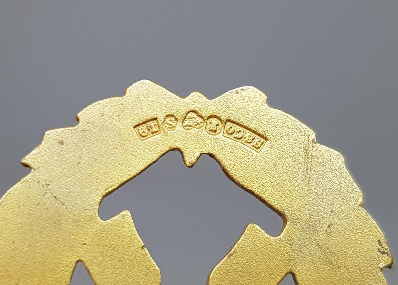 BİR ÇİFT ÇATILMIŞ TÜFEK TEMALI ALTIN KAPLAMA MİNELİ ROZET