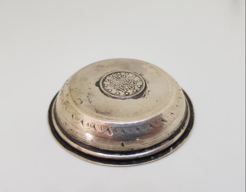 ORTASINDA OSMANLI PARASI BULUNAN ANTİKA GÜMÜŞ KINA TASI 