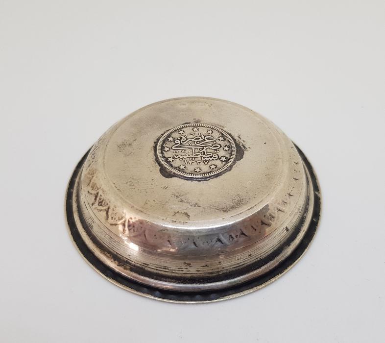 ORTASINDA OSMANLI PARASI BULUNAN ANTİKA GÜMÜŞ KINA TASI 