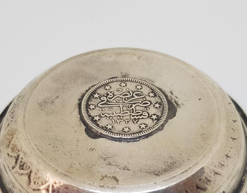 ORTASINDA OSMANLI PARASI BULUNAN ANTİKA GÜMÜŞ KINA TASI 