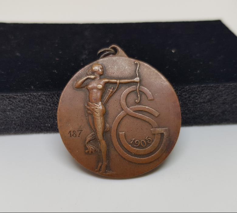 1930 İLK ÇEYREK ASIRDA KULÜBÜNE ŞAMPİYONLUK KAZANDIRAN GALATASARAY'LIYA MADALYA 